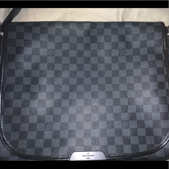 Damier Graphite Daniel Messenger Bag – LuxUness